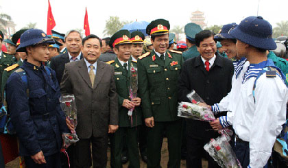 Các đồng chí lãnh đạo động viên thanh niên huyện Thanh Hà (Hải Dương) lên đường nhập ngũ đợt 1 năm 2014.