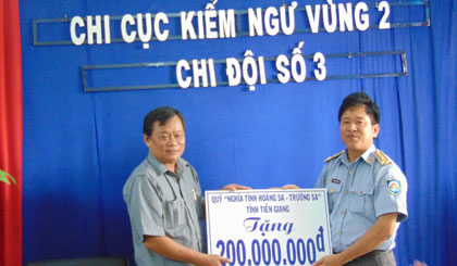 Ông Huỳnh Văn Phương, Chủ tịch Ủy ban MTTQ Việt Nam tỉnh Tiền Giang trao tặng 200 triệu đồng cho Chi đội Kiểm ngư số 3