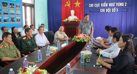 Đoàn công tác của LĐLĐ tỉnh Tiền Giang thăm và tặng quà Chi đội Kiểm ngư số 3.