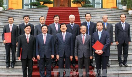 Chủ tịch nước Trương Tấn Sang, Phó Thủ tướng, Bộ trưởng Ngoại giao Phạm Bình Minh chụp ảnh lưu niệm với các cán bộ ngoại giao được phong hàm Đại sứ. Ảnh: TTXVN