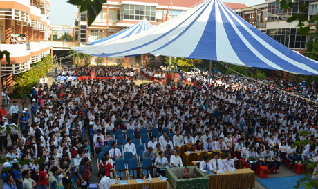 Gần 3 nghìn học sinh tập trung kín sân trường ĐH Tiền Giang.