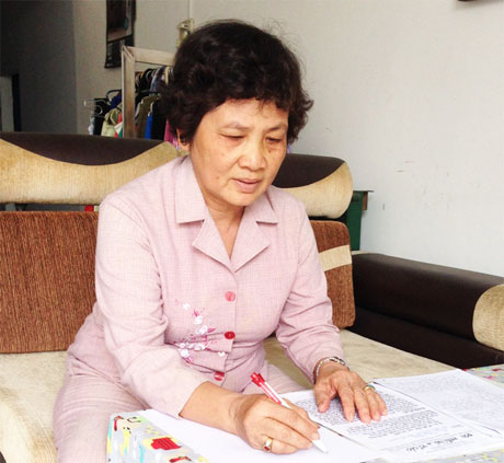 Bà Nguyễn Thị Sáu trình bày nỗi bức xúc của mình với báo chí.