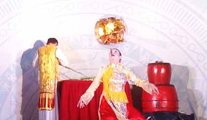 Út Son múa mâm vàng phục vụ lễ hội ở sân khấu Trung tâm Văn hóa tỉnh.