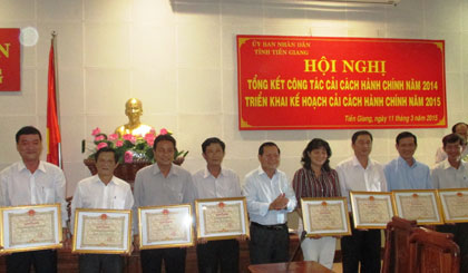 Ông Nguyễn Văn Khang Chủ tịch UBND tỉnh trao bằng khen cho các tập thể tại hội nghị