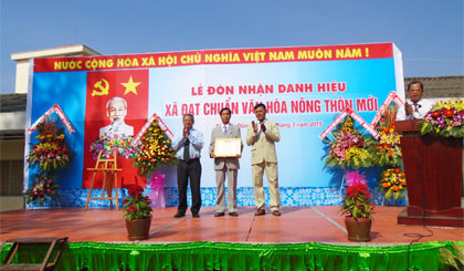 Ông Nguyễn Văn Cười, Chủ tịch UBND huyện Châu Thành trao Quyết định và Bằng công nhận danh hiệu Xã Văn hóa NTM cho lãnh đạo xã Tân Hội Đông.