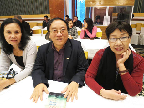 Nhà văn Thu Trang (bìa trái) cùng nhà thơ  Trần Đăng Khoa và Phan Thị Thanh Nhàn tại Hội nghị.