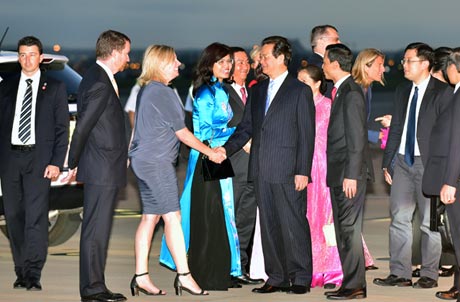  Đại diện bang New South Wales đón Thủ tướng Nguyễn Tấn Dũng và Đoàn Việt Nam tại sân bay. Ảnh: VGP/Nhật Bắc