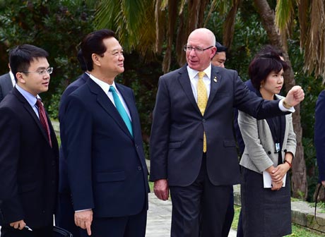Thủ tướng Nguyễn Tấn Dũng trò chuyện với Thống đốc bang New South Wales David Hurley. Ảnh: VGP/Nhật Bắc