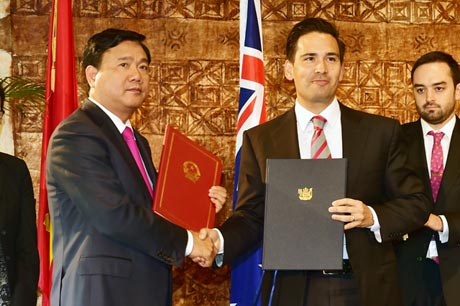 Việt Nam và New Zealand ký kết Nghị định thư sửa đổi Hiệp định vận chuyển hàng không. Ảnh: VGP/Nhật Bắc