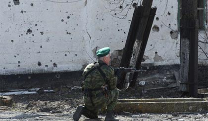 Một tay súng của lực lượng ly khai trên đường phố phía trước thị trấn Shyrokyne, cách Mariupol 10km về phía Đông, ngày 20-3. Ảnh: AFP