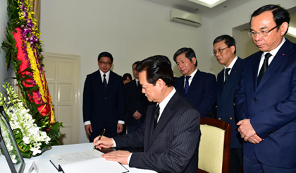 Thủ tướng Nguyễn Tấn Dũng viết sổ tang chia buồn khi được tin Ngài Lý Quang Diệu từ trần. Ảnh: VGP/Nhật Bắc