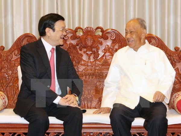 Chủ tịch nước Trương Tấn Sang đến thăm nguyên Chủ tịch Đảng, Chủ tịch nước Cộng hòa Dân chủ Nhân dân Lào Khamtay Siphandone. Ảnh: TTXVN