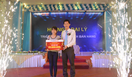 Ông Đặng Quốc Trung, Giám đốc MobiFone chi nhánh Tiền Giang trao giải nhất cho đại lý Gia Hân.