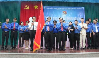 Ông Lê Hồng Quang, Phó Bí thư Tỉnh ủy trao Cờ phát động đợt thi đua “Tự hào tiến bước dưới cờ Đảng”