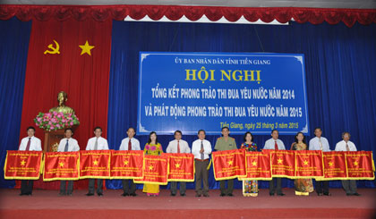Chủ tịch UBND tỉnh Nguyễn Văn Khang   trao Cờ thi đua xuất sắc cho các đơn vị đạt thành tích