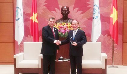 Chủ tịch Quốc hội Nguyễn Sinh Hùng và Chủ tịch IPU Saber Chowdhury. Ảnh: ipu132vietnam