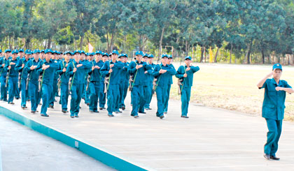 Dân quân tự vệ duyệt binh tại Lễ ra quân huấn luyện năm 2015.                                                                                                                                                                                         Ảnh: LÊ TIỂN                                                                                                                          