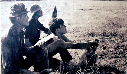 Du kích Vành đai Bình Đức pháo kích vào căn cứ bằng súng cối 60 ly giữa ban ngày - tháng 6-1974. Ảnh: tư liệu