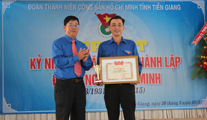 Anh Trần Thanh Nguyên, Bí thư Tỉnh đoàn trao Giải thưởng  Lý Tự Trọng cho anh Nguyễn Thanh Trung.