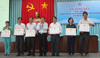 Ông Nguyễn Hồng Oanh, Giám đốc Sở GD&ĐT trao giải. 