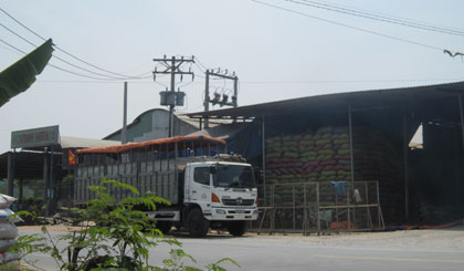 Cơ sở xay xát lúa gạo Vinh Hiển 2 hoạt động gây ô nhiễm khói bụi, tiếng ồn, người dân bức xúc.