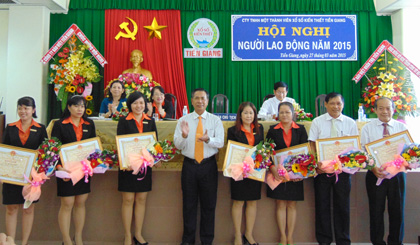  Các cá nhân của Công ty TNHH Một thành viên Xổ số kiến thiết Tiền Giang nhận Bằng khen của UBND tỉnh