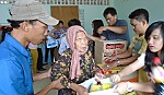 Tặng quà cho người mù và suất ăn cho bệnh nhân nghèo