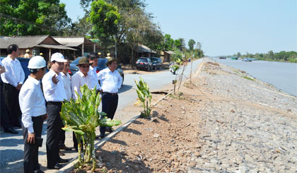Phó Thủ tướng Vũ Văn Ninh khảo sát tình hình triển khai thi công Dự án đầu tư xây dựng công trình nâng cấp kinh Chợ Gạo.
