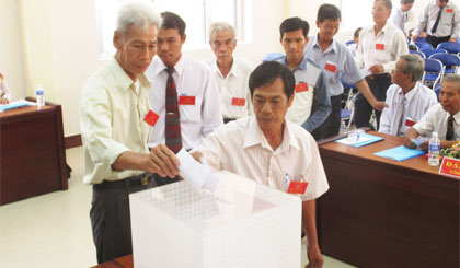 Các đại biểu bỏ phiếu bầu BCH Đảng bộ xã nhiệm kỳ 2015 - 2020.