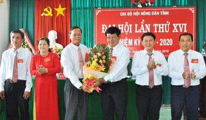 Ông Nguyễn Thanh Nhàn, Bí thư Đảng ủy Khối Các cơ quan tỉnh tặng hoa chúc mừng BCH nhiệm kỳ mới của Chi bộ Hội Nông dân tỉnh.  