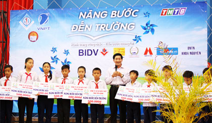 Ông Lý Minh Ân, Giám đốc Công ty TNHH MTV Xổ số kiến thiết Tiền Giang trao học bổng cho các em học sinh có hoàn cảnh khó khăn, học giỏi.