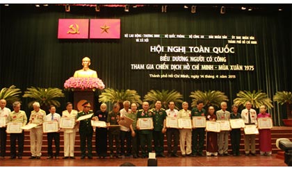 Bộ LĐ-TB&XH hội trao tặng bằng khen cho 300 người có công trên cả nước. Ảnh: congan.com.vn