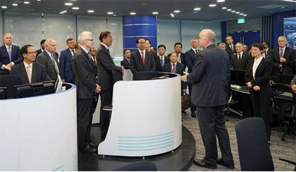 Bộ trưởng Trần Đại Quang thăm Tổ hợp Interpol toàn cầu tại Singapore. Ảnh do đoàn cung cấp