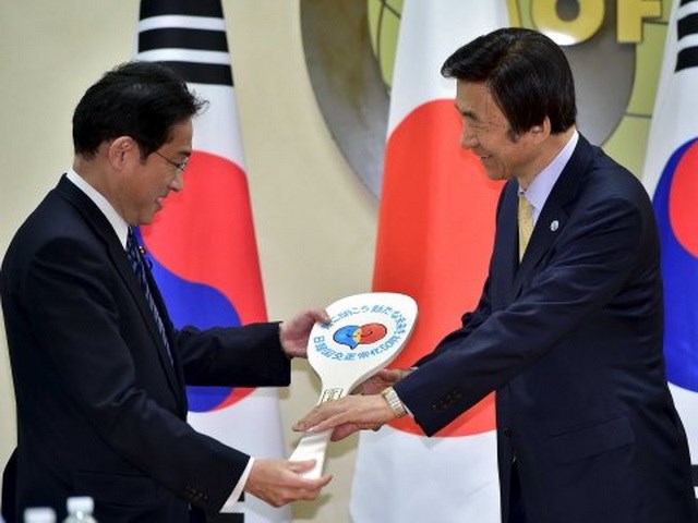 Bộ trưởng Ngoại giao Hàn Quốc Yun Byung-Se (phải) và người đồng cấp Nhật Bản Fumio Kishida trao đổi quà tặng tại Seoul ngày 21-3-2015. Ảnh: businessinsider.com