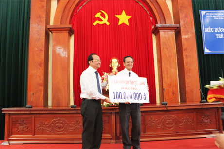Ông Trần Thanh Đức trao Bảng tượng trưng ủng hộ quỹ hội của UBND tỉnh cho lãnh đạo Hội Bảo trợ bệnh nhân nghèo, người khuyết tật và trẻ mồ côi tỉnh.