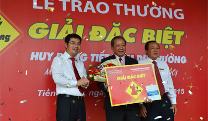 Ông Nguyễn Tuấn Anh (bên trái), Phó Tổng Giám đốc Agribank và ông Trần Trọng Hùng (bên phải), Giám đốc Agribank Chi nhánh Tiền Giang trao Giải đặc biệt cho ông Bùi Công Thành.