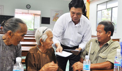 Phó Bí thư thường trực Tỉnh ủy Nguyễn Văn Danh tặng quà cho các gia đình chính sách.