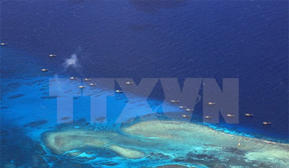 Tàu đánh cá Trung Quốc neo đậu tại bãi đá ngầm Chữ Thập ở biển Đông ngày 17-7-2012. Nguồn: AFP/TTXVN