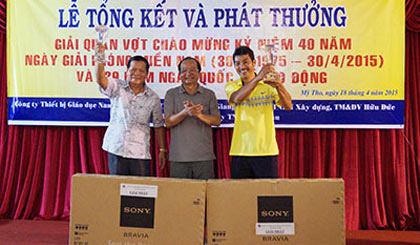 Ông Trần Thanh Đức, Phó Chủ tịch UBND tỉnh trao thưởng cho đôi vận động viên đạt giải nhất.