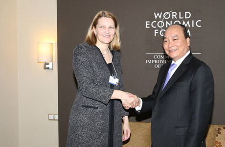 Phó Thủ tướng Nguyễn Xuân Phúc và Phó Tổng Thư ký Tổ chức Hợp tác và phát triển kinh tế (OECD) Mari Keviniemi. Ảnh: VGP/Lê Sơn 