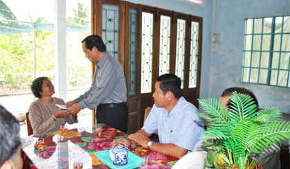 Ông Trần Văn Bảnh thăm và tặng quà Bà mẹ Việt Nam Anh hùng Dương Thị Sáu. 