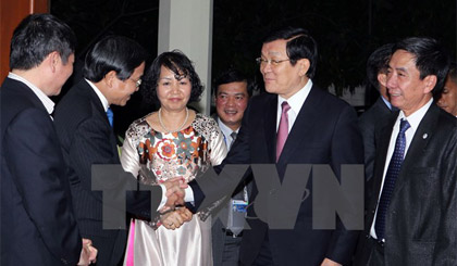 Chủ tịch nước Trương Tấn Sang đến thăm cán bộ, nhân viên Đại sứ quán Việt Nam tại Indonesia. Ảnh: Nguyễn Khang/TTXVN