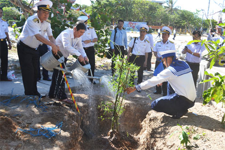 Đoàn công táctham gia trồng cây tại đảo Trường Sa Lớn.