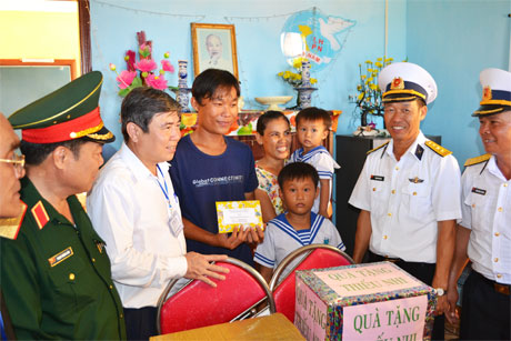 Đoàn công tác thăm, trao quà cho các hộ dân tại đảo Trường Sa Lớn.