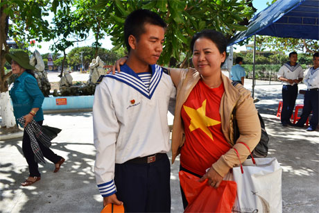 Bà Lê Thị Ánh Mai (ngụ quận Tân Phú, TP. Hồ Chí Minh) thăm, động viên con trai Nguyễn Trung Kiên đang làm nhiệm vụ trên đảo Trường Sa Lớn.