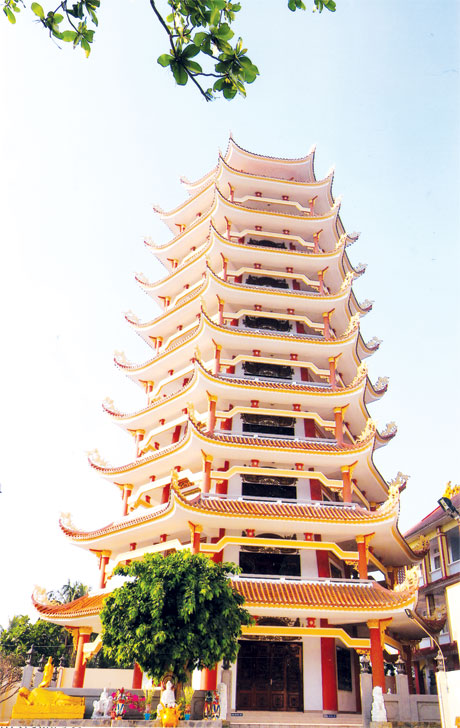 Toàn cảnh Bảo tháp Liên Hoa - chùa Trường Sanh.