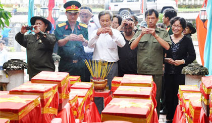 Lãnh đạo Sở LĐ-TB&XH và Bộ Chỉ huy Quân sự tỉnh tổ chức đưa hài cốt liệt sĩ tại Khu tưởng niệm TNXP giải phóng miền Nam về Tiền Giang.