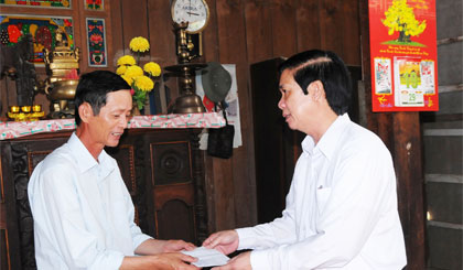 Ông Nguyễn Văn Danh tặng quà cho đại diện gia đình ông Nguyễn Văn Truyện, nguyên Phó Tỉnh đội trưởng Mỹ Tho.