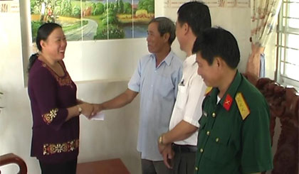 Bà Trần Kim Mai thăm hỏi, tặng quà gia đình chính sách.