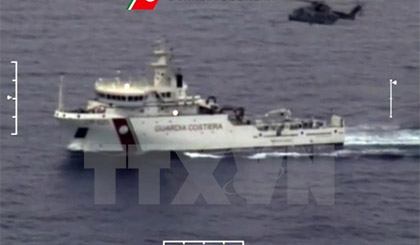 Tàu và trực thăng tham gia hoạt động tìm kiếm và cứu hộ tại khu vực bờ biển Sicily sau vụ lật tàu. Ảnh: AFP/TTXVN